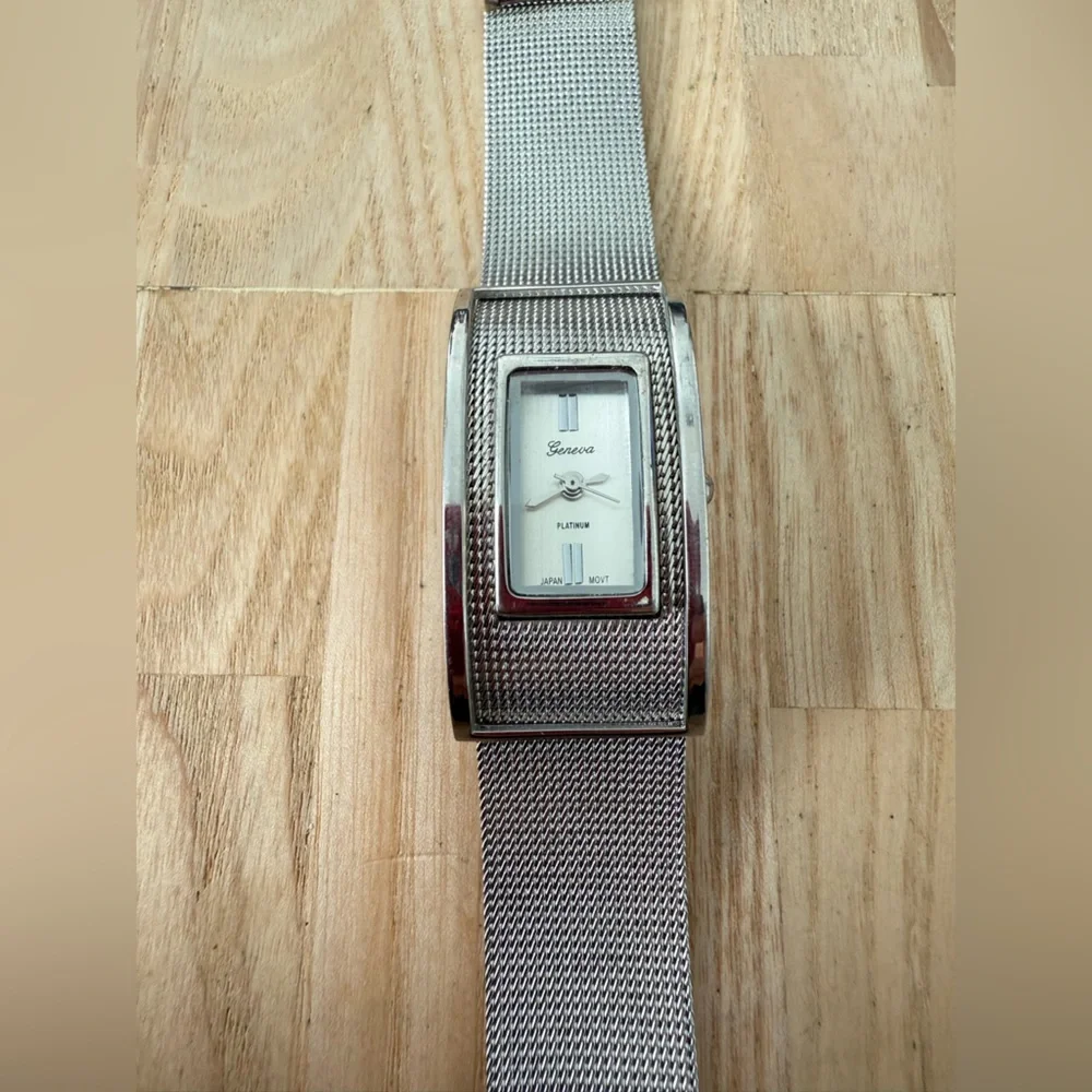 Geneva ladies silver tone rectangular stainless steel watch NEW BATTERY